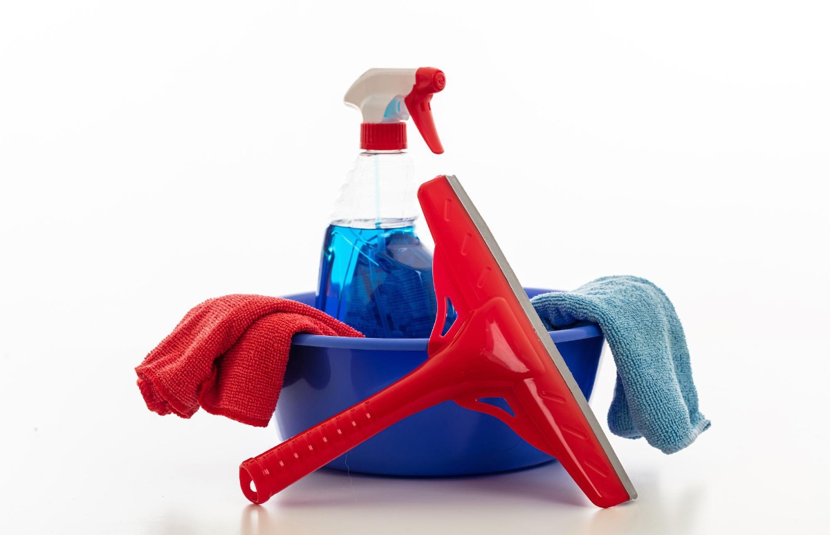 Az akril zuhanytálca tisztítása környezetbarát tisztítószerek használatával.