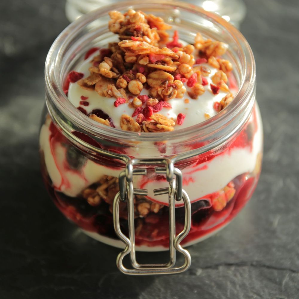 Réteges joghurt granolával és bogyós gyümölcsökkel