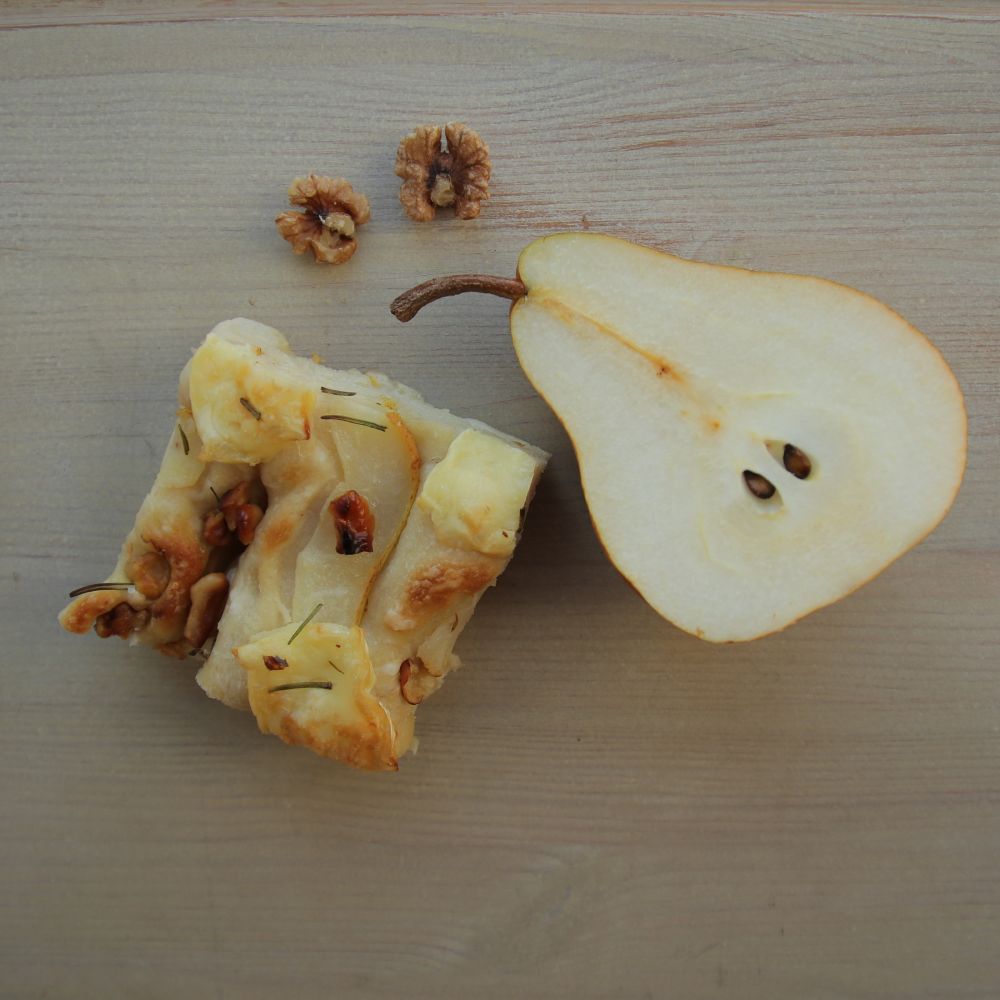 Focaccia körtével, camemberttel és dióval