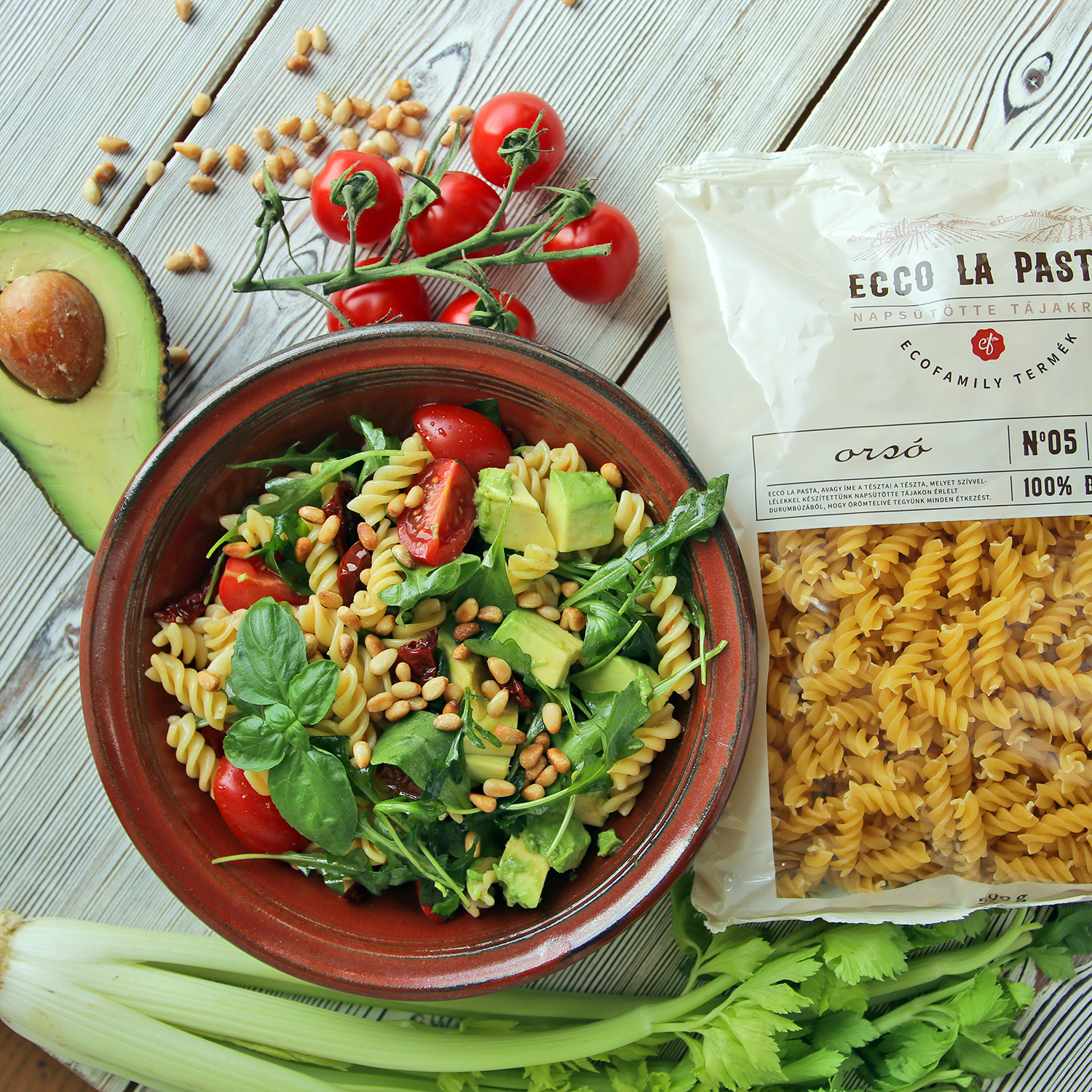 Tészta saláta avokádóval és paradicsommal