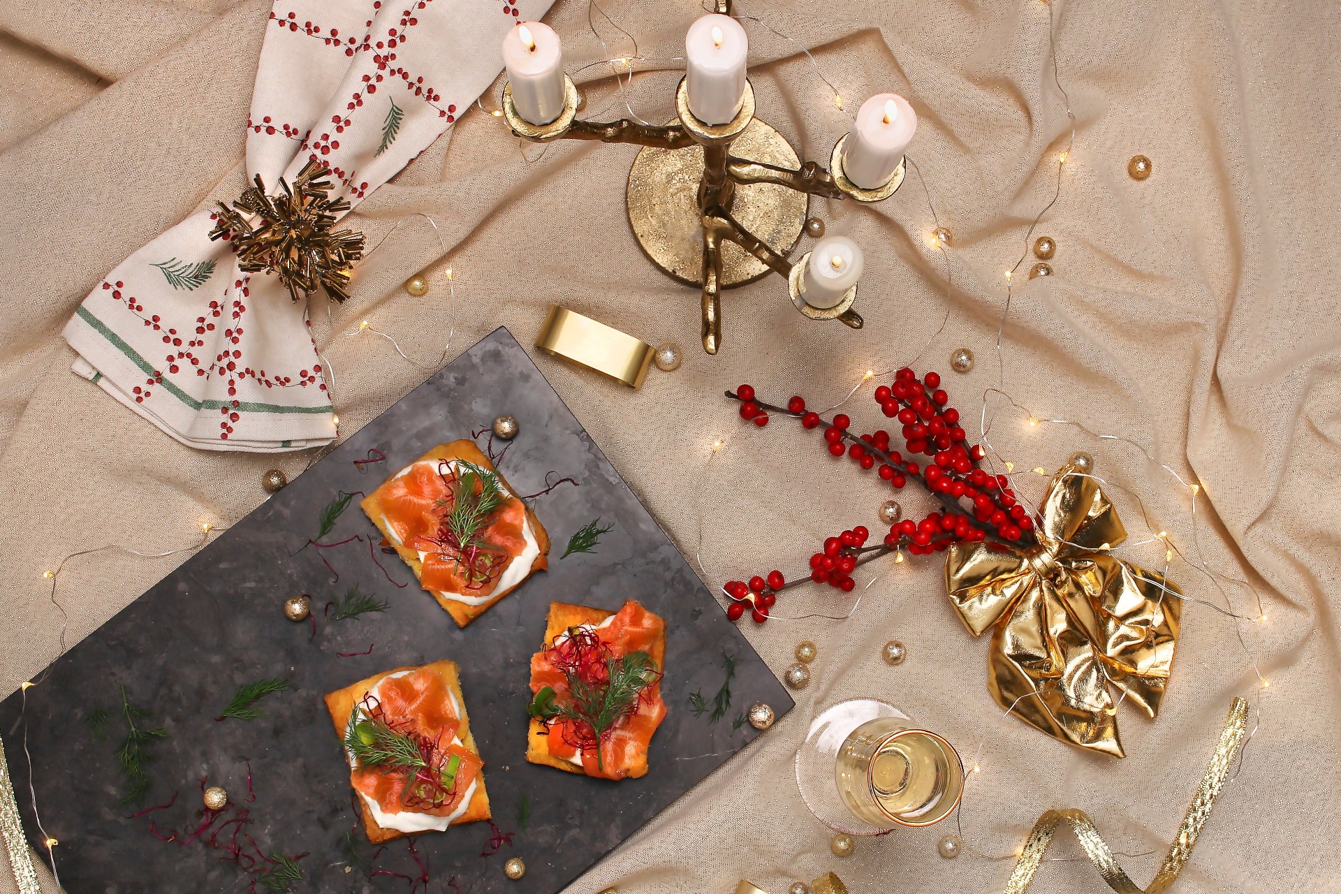 Füstölt lazacos falatok sült póréhagymával