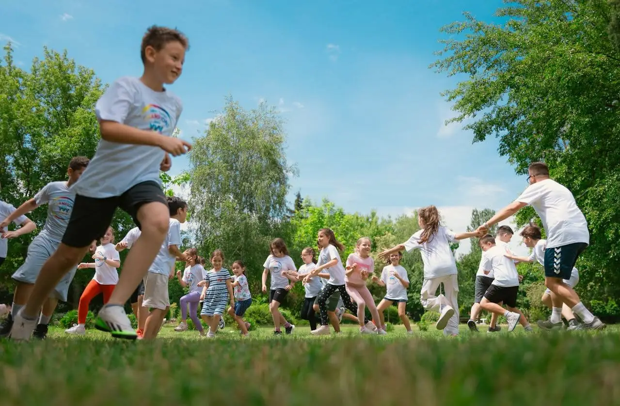 gyereknapi programokon, szabadtéren játszó gyerekek