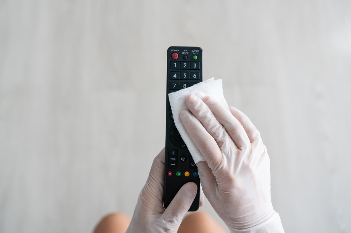 LG tv képernyő tisztítása mellett a távirányító is gondos takarítást igényel.