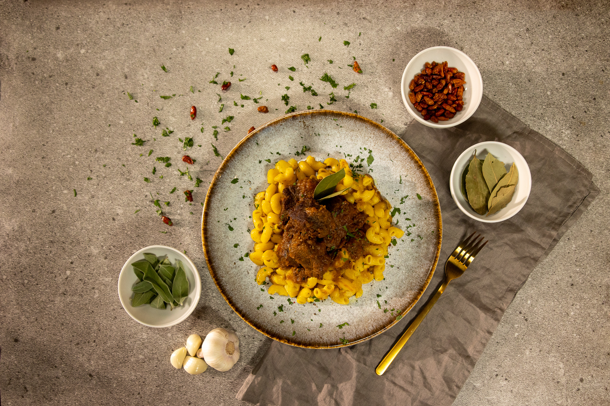 Szarvacska tészta krumplival,  zsályás fehérboros pörkölttel