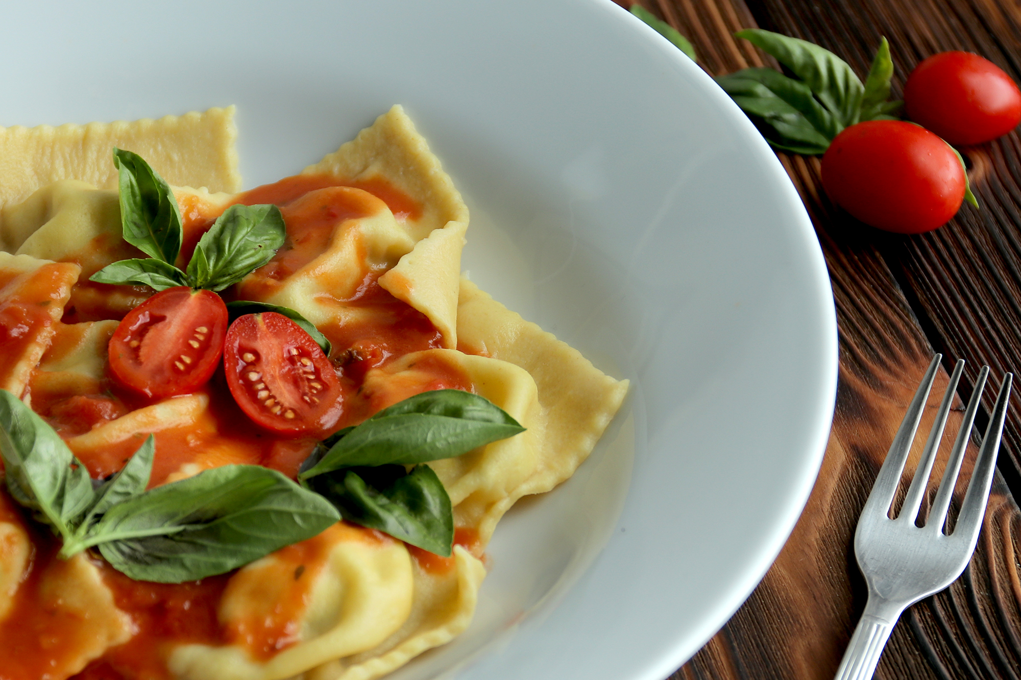 Ricottával és gombával töltött ravioli paradicsommártással