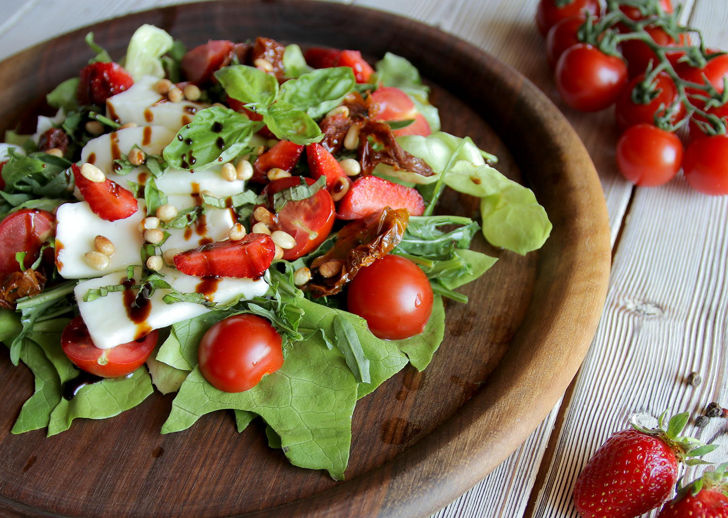 Saláta friss eperrel és kecskesajttal