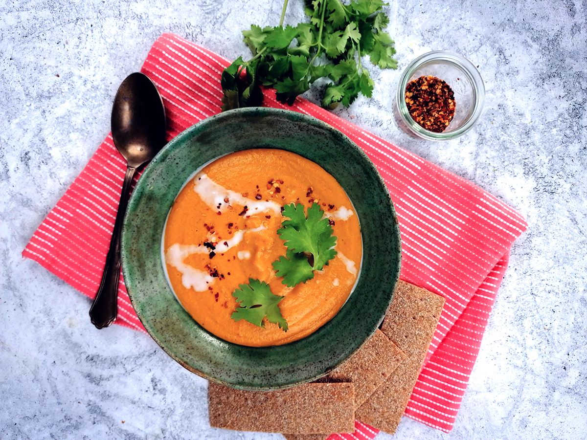 Vöröslencsés krémleves répával és kókusztejjel