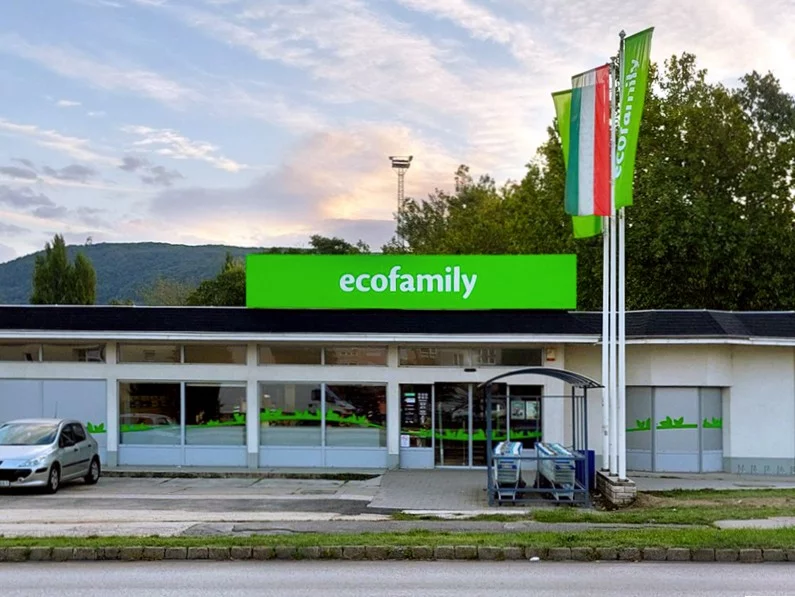 Ecofamily üzlet bejárata, Tatabánya